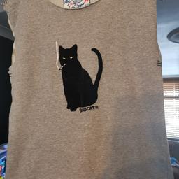 Great sleeve less grey T shirt with cat detail