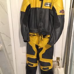 Black and yellow. 42 jacket, pants fit +|- 32 waist. Suit someone about 5’8” or so. I’m 6’ and I can get into them but a bit short.