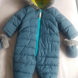 perfect condition worn a handful of times
beautiful snowsuit paid £40 and it's like new
size 6-9 months
pet and smoke free home 