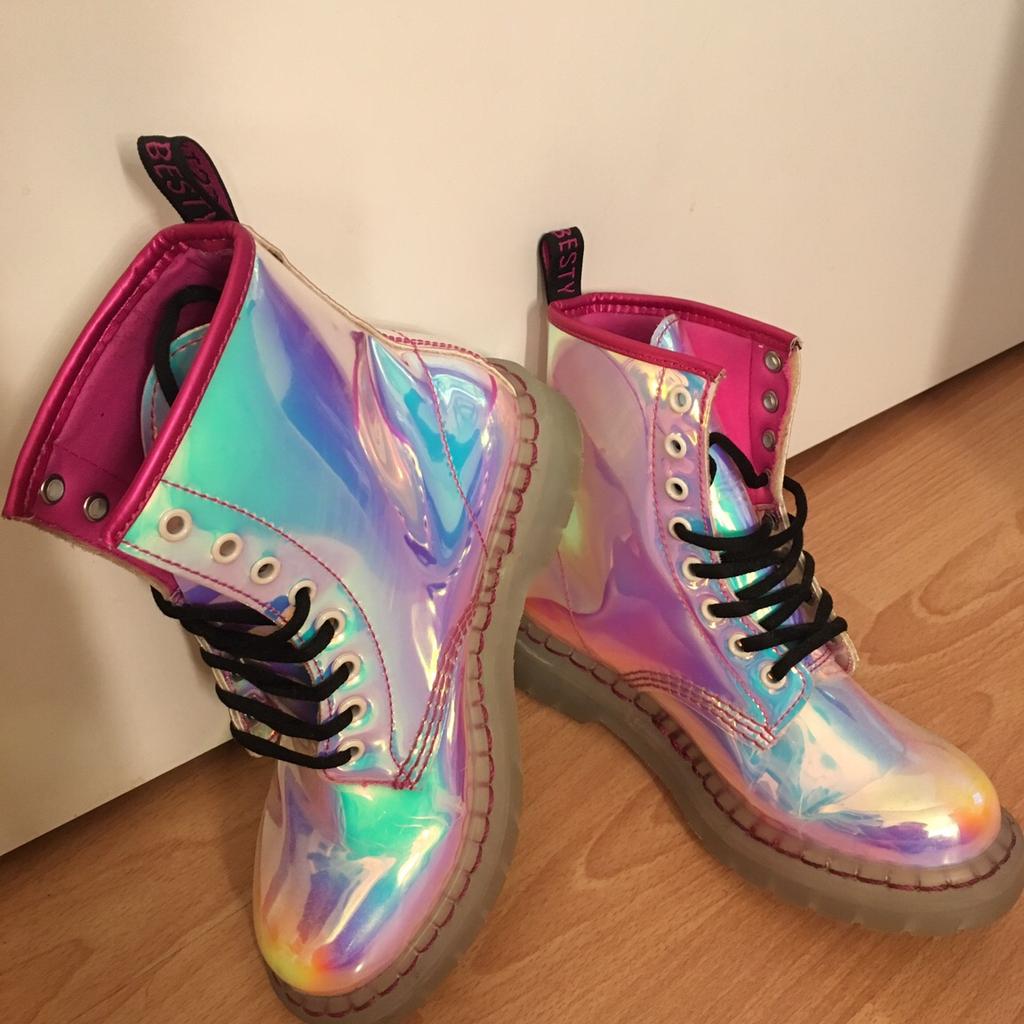 Festy besty outlet holographic boots