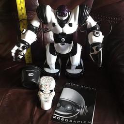 Original 14 inch black and white Robosapien with remote, full instructions and pick up bucket in excellent condition works perfectly