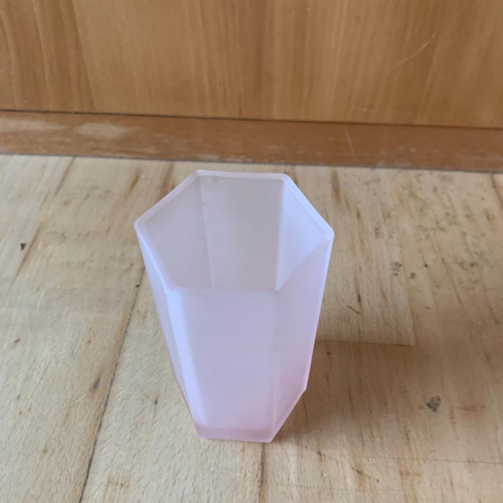 kleine Glasvase in rosa in 6 eckiger Form, Höhe ca. 10 cm, Durchmesser oben ca. 5,5 cm,

sehr gepflegt, wie neu, aus einer Verlassenschaft, Nichtraucherhaushalt
Fixpreis