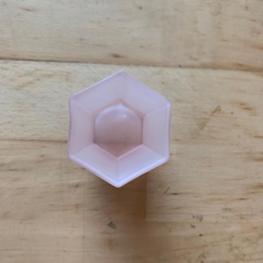 kleine Glasvase in rosa in 6 eckiger Form, Höhe ca. 10 cm, Durchmesser oben ca. 5,5 cm,

sehr gepflegt, wie neu, aus einer Verlassenschaft, Nichtraucherhaushalt
Fixpreis