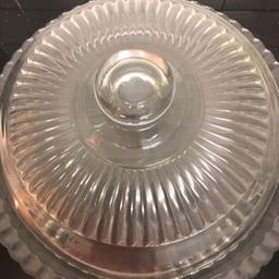 Cake plate  hints glass with beautiful pattern.
Right size cakes.