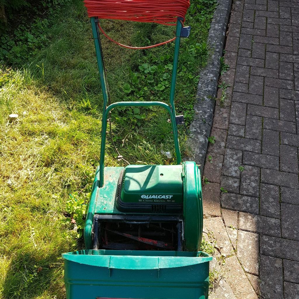 Qualcast Classic Electric 30 Lawnmower in B38 Birmingham for