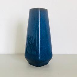 En blå vas från Gustavsberg i kollektion Lagun av Sven Jonson. Höjd: 18 cm och bredd i toppen 5 cm. Skick: Fint – inga anmärkningar, färgen lyser klart än i dag (på fotona skiftar nyansen på grund av ljuset). Känns stabil och tung i handen.