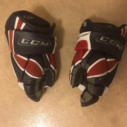 Väl använda ishockey handskar 
Bilderna visar slitaget ett större hål i ena å ett mindre i den andre