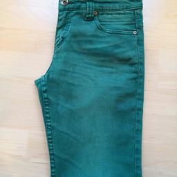 Verkaufe eine schöne Damen Hose in Türkis/grün. Guter Zustand.

Größe M