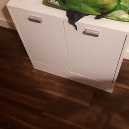 Bathroom cupboard/cabinet for underneath the sink. Wraps around the sink stand. 6 months old. 60x60x30 measurements.
Collection only.