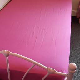 Pink metal single bed frame (mattress not included)
excellent condition