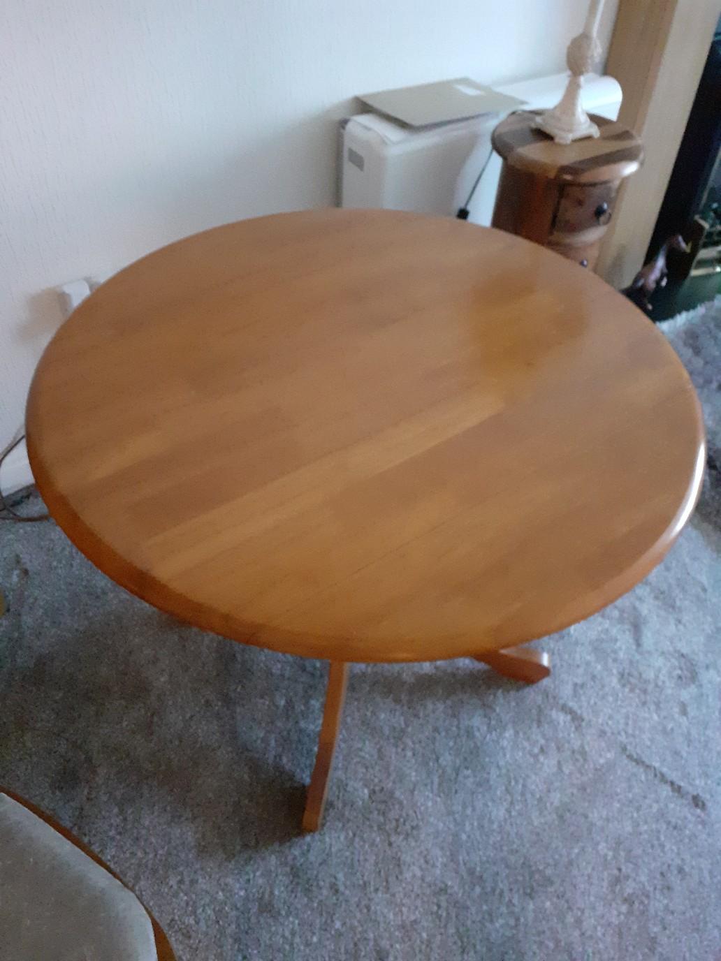 julian Bowen Dundee dining table and chairs in FY1 Blackpool für 50,00