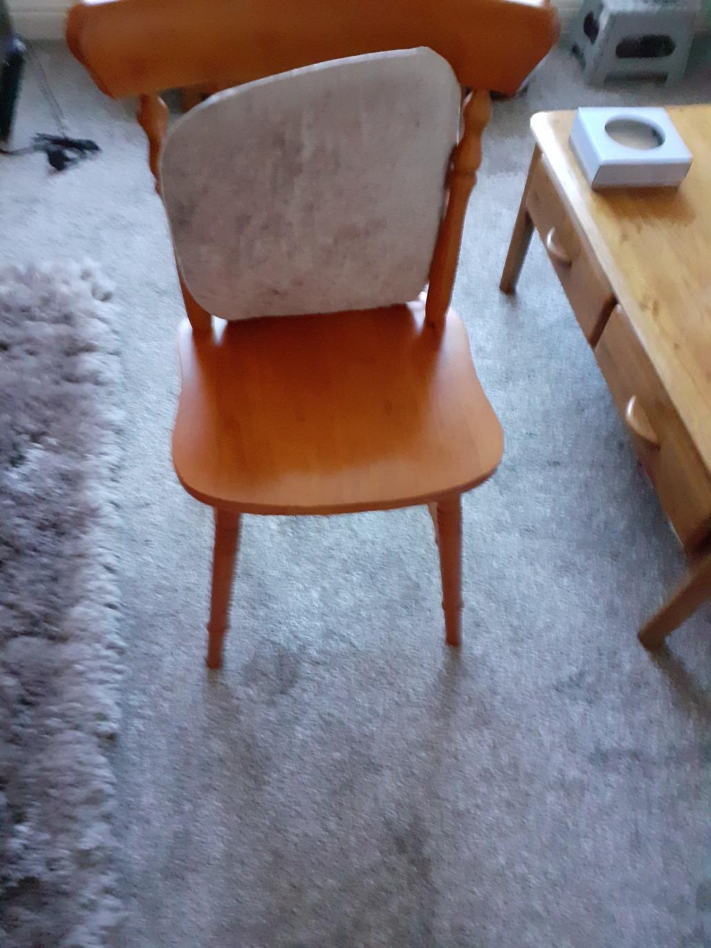 julian Bowen Dundee dining table and chairs in FY1 Blackpool für 50,00