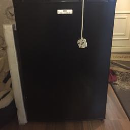 It’s about 3 years old but working fine. Small crack in bottom drawer can be seen in pictures. But doesn’t affect function. Some scuff marks and paint splatter on the top also doesn’t affect function. Made by new world . Selling because I’ve changed to a chest freezer.
Buyer must be able to collect from allerton, Liverpool.