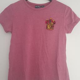 Rosa Gryffindor t-shirt. Från primark.
Knappt använd. Mycket fint skick.
Stl 36.

Hämtas i sköndal eller skickas (köparen står för frakten