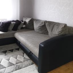 Ein gebrauchter Sofa sieht jedoch aus wie neu, hat eine schlaffunktion, 2 Bettkasten und 5 Kissen sind mit dabei.