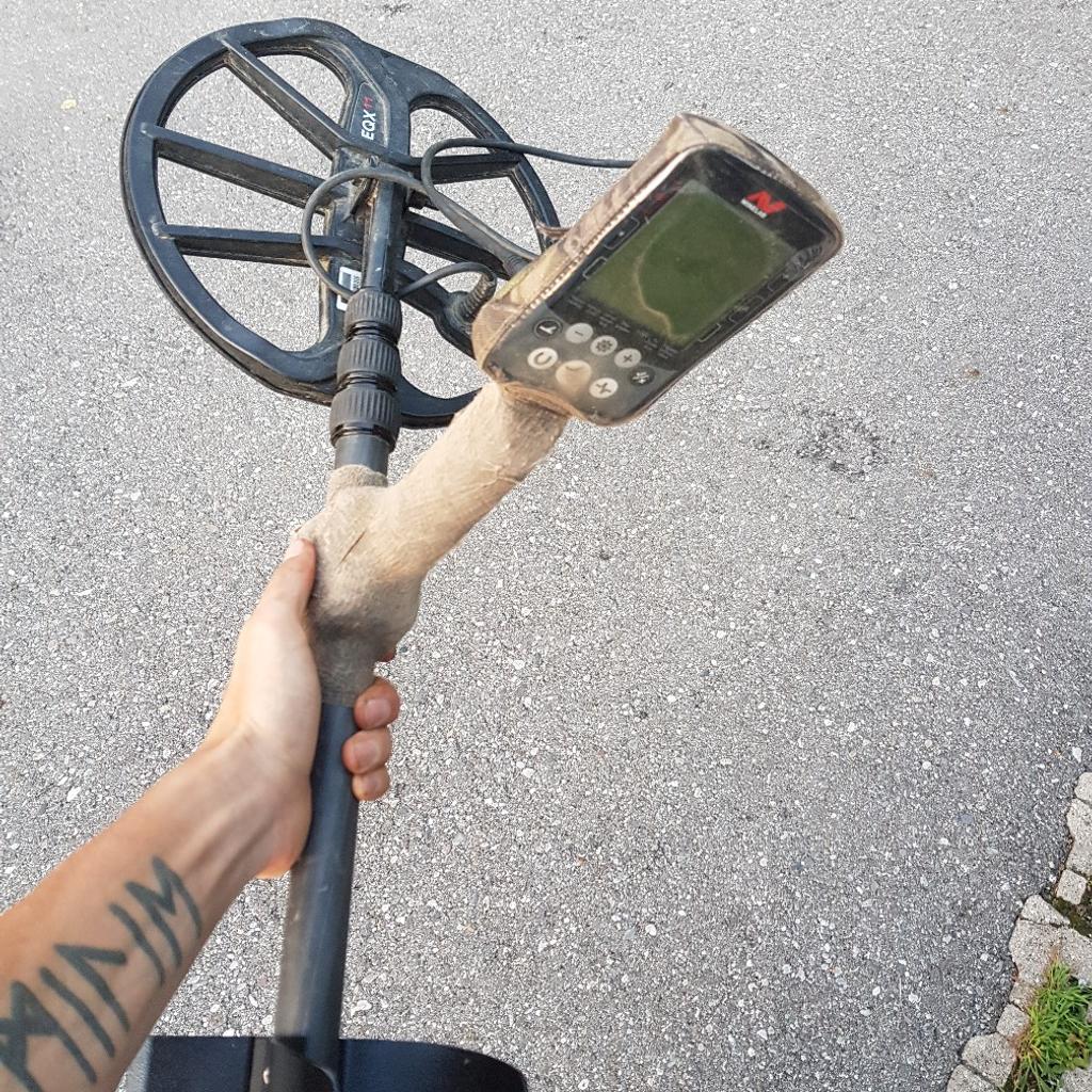 Metalldetektor Minelab Equinox 600 und drahtloser Kopfhörer ML80 im Lieferumfang enthalten
