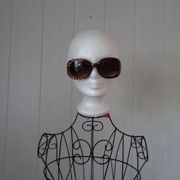 Verkaufe Sonnenbrille für Damen
2 verschiedene Modelle vorhanden.

Selbstabholung, Treffen in Salzburg Stadt oder Versand möglich.
Porto bezahlt Empfänger.
Versand erfolgt nach Zahlungseingang.
