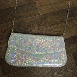 Silver glittery purse including shoulder strap, new from Claire’s accessories. Good condition.