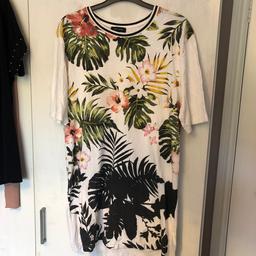 • floral new look casual T-shirt shift dress
• size 10 (would fit 12)