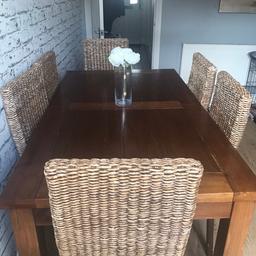 Beautiful 6 setter dining table and chairs
Table can be extended