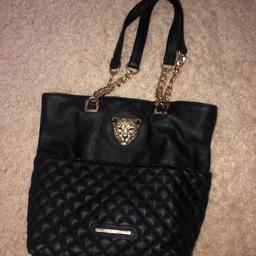 Black river island leather like hand bag.
used once 
Contact for more info