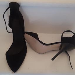High heel Asos black strap shoes size 40. In new condiyion and never been worn. Beautiful shoes will go with any outfit for that formal look or that smart casual look. Grab yourself a bargain. £10.00
Will meet for collection or can look into postage cost.