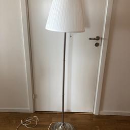 Fint fungerande golvlampa från Ikea glödlampa ingår. Finns att hämta på kryddhyllan i Gårdsten.