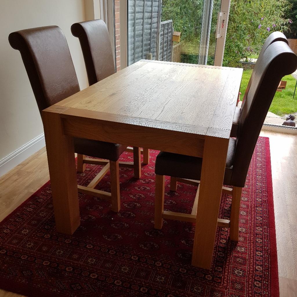 solid oak table and 4 chairs in RG31 Thames für 450,00 £ zum Verkauf
