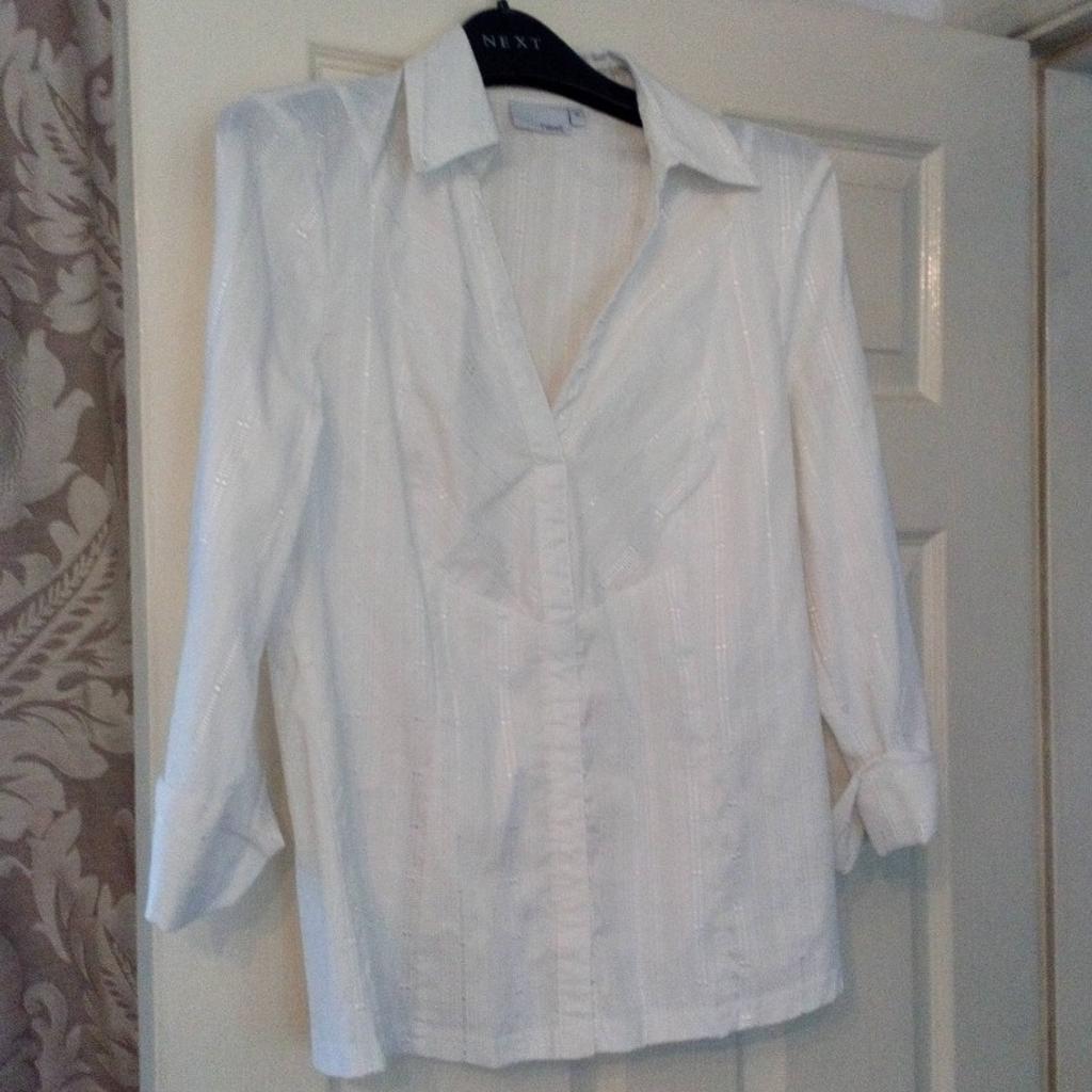 Ladies white v neck shirt. This is a 14 but more like a 12. Great condition only worn a couple of times. Collection only please 👍
