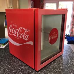 This Husky Coca-Cola drinks cooler is in great condition 
Will look great in your kitchen, lounge or bedroom . 
Has the iconic "Enjoy Coca Cola" logo on both sides, and on the front window.
Stores up to 40 regular size cans or 12 wine bottles (75cl).
Storage volume: 46 litres.

Will impress your friends and family, and look really cool at parties!!