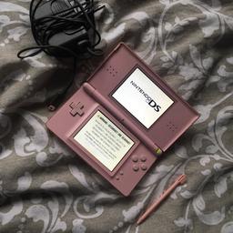 Nintendo DS lite im guten Zustand, funktioniert noch sehr gut. Mit Ladekabel Stift Tasche nach Wahl und spiel nach Wahl