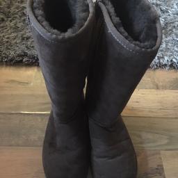 Hardly worn chocolate brown ugg boots
Buyer will not be disapointed
Buyer can collect