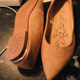 my mum bought these but then develoepd problems with her feet and had to go granny shoe! so these unwanted,gold rim around the heel, kind of suede material