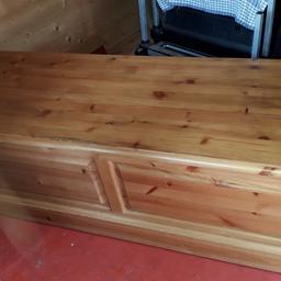 pine ottoman storage unit good condition 4ft 6inch long.21ich wide and 19ich high
£40 O.N.O