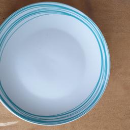 5 dinner plates with a blue design. Hardly used. Collection only.
