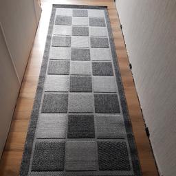 Biete hier einen modernen Teppich / Läufer an. 
Er ist absolut neuwertig.
80 cm breit 2,35 m lang
Versand 4,50 €
