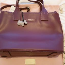 Brand new genuine radley London bag never used bought approx 2 months ago
Approx size as shown 13inches by 10inches
Colour is dark brown was bought in sale for £146 RRP IS £209 as shown in pic on tag very very nice bag
Looking for £130ovno
Collection goldthorpe