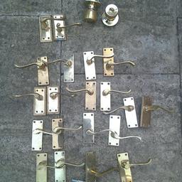 Brass door handles. No screws.
10 sets of handles and 1 set of lockable knobs with the key.
