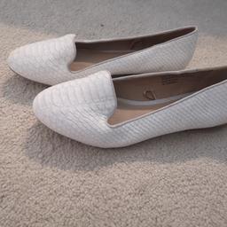 Off White ladies leather look shoes. Size 5. Tried on only once, like new.