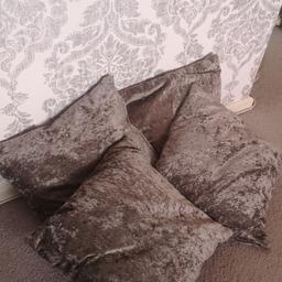 silver crushed velvet cushions
4
great condition from.pet and smoke free home