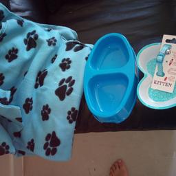 with built in bed water bowl food bowl 3 blankets and a coller never been used brand new £40 ono