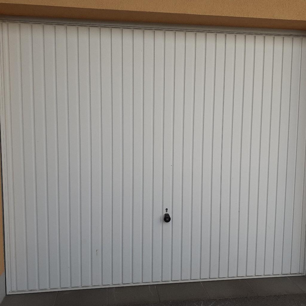 Garagentor mit elektrischen Antrieb in 5252