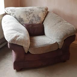 Arm chair came with suite and another armchair this chair doesn't fit in new house good condition Free if anyone would like it