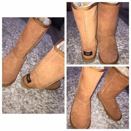 Mirror copy ugg boots hardly worn so in excellent condition - perfect for upcoming winter.
Look genuine and have lasted well as they were sold to us as real and we only found out they weren’t when selling them.
30 cm length
Size 5 but would fit smaller and size 5.5