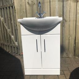 White high gloss vanity unit with basin mixer tap and clicker waste, all ready to fit with flexible hose, this is a used item but in good condition