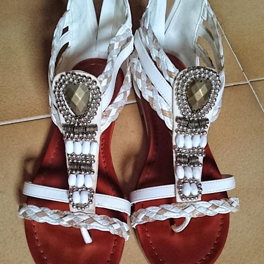 Sandalo basso stile etnico come nuovo. Colore bianco, tg.36 ma calza grande