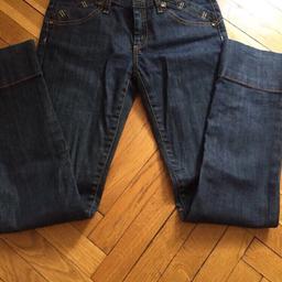 LIU JO
Jeans lavaggio scuro 
Particolare cucitura lungo la gamba sul retro
Taglia 26 italiana 40
Ottime condizioni