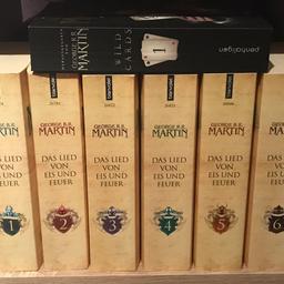 Die Bücher zur Serie Game of Thrones (GoT). Sind die ersten 6 Bänder. Sind im guten Zustand. Dazu gibt es den ersten Band von Wild Cards vom selben Autoren (George R.R. Martin)
