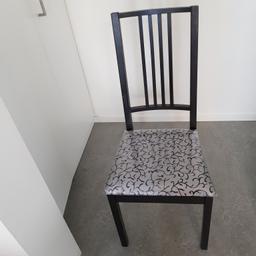 4 st jätte fina stolar från Ikea ny pris st 479kr ja säljer 200kr st,botten på tyget är vit,ja har klätt om dom och skyddat med plast, så om man vill ha orginala klädsel så kan ni ta bort den extra som ja har lagt, så orginala färgen är vit och välskyddad,