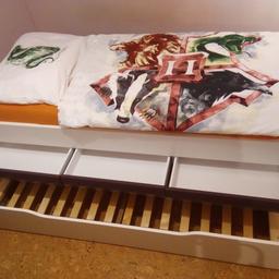 Kastenbett inkl Lattenrost mit Ausziehbett und 3 Laden 90 x 200 cm, Korpus weiß, Laden Aubergine;
Sehr guter Zustand!